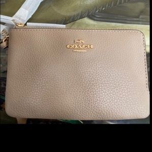 Women’s wristlet wallet